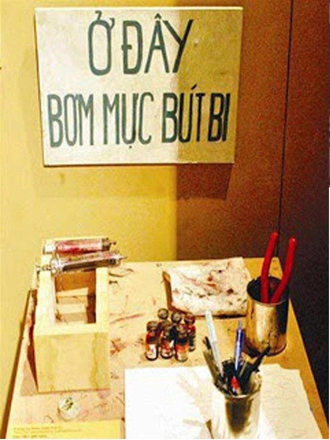 Nghề bơm mực bút bi. Ngày nay, mỗi chiếc bút bi chỉ dùng một lần, và bán đầy ngoài hàng, có thể dễ dàng cho nhau. Nhưng thời bao cấp, có được chiếc bút bi rất quý. Và sau khi dùng hết mực, thì có thể đi bơm mực cho bút bi.