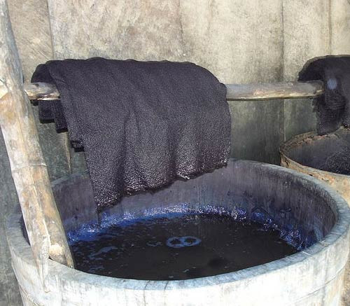 Nghề nhuộm vải. Thời bao cấp, mỗi nhà chỉ được phân một vài mét vải đủ may vài bộ quần áo, chính vì vậy, nghề nhuộm vải rất thịnh hành. Những thợ nhuộm sẽ điều chế màu nhuộm từ những nguyên liệu thiên nhiên như củ nâu, lá cây chàm với tông màu được nhuộm chủ yếu là nâu và đen. Sau khi nhuộm, quần áo trông sẽ mới hơn.