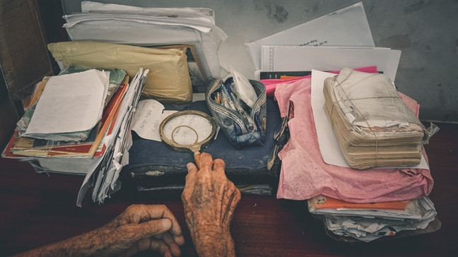 Trong cuộc đời làm nghề của mình, ông Ngộ đã viết nên hàng triệu bức thư vượt không gian và thời gian, đi khắp năm châu, kết nối tình yêu thương giữa người với người. Đây cũng là một nghề cần giữ sự bí mật. Ảnh: Phụ nữ online.