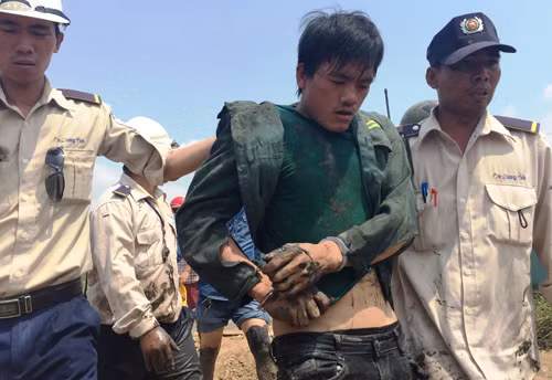 Bat binh canh bao ve vam vo danh ten trom bi khoa tay