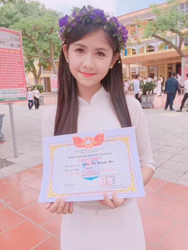 Sau vài năm, 'hot girl chân khoèo' ngày trước không còn ngây ngô, nhí nhảnh, mà thay vào đó là vẻ đẹp dịu dàng, nữ tính. Tham gia Miss Teen 2017, Thanh Thư nổi bật bởi vẻ đẹp trong sáng, đôi mắt to tròn cùng nụ cười tỏa nắng.