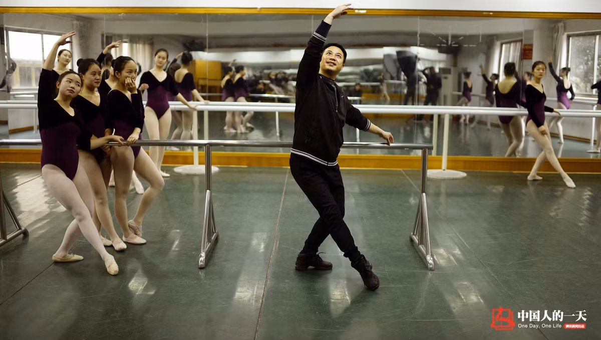 Thầy dạy múa Lý Hâm là một trong những "đấng mày râu" ít ỏi được tiếp xúc với các sinh viên nữ.