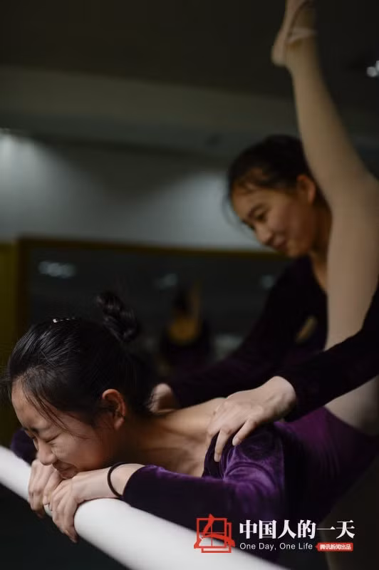 Trong ảnh là Hứa Chỉ Huyên, cô tập múa từ năm 3 tuổi. Tuy có bề dày kinh nghiệm như thế nhưng Chỉ Huyên vẫn không chịu nổi nhiệt khi đặt chân vào Học viện nữ sinh Hồ Nam. Giáo án tập luyện quá nghiêm khắc khiến cô thường xuyên gặp chấn thương như vỡ mắt cá chân, hỏng cột sống...