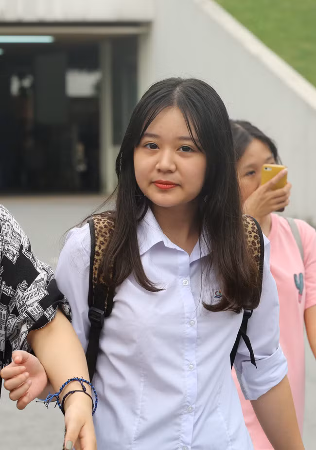 Các thí sinh tại điểm trường chuyên Amsterdam tươi tắn khi hoàn thành bài thi Ngoại ngữ.