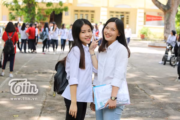 Hà Minh Thư nhí nhảnh tạo dáng sau khi hoàn thành kỳ thi THPT Quốc gia 2017. Ảnh: Minh Sơn.