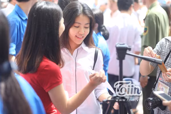 Khi hình ảnh của nữ thí sinh này xuất hiện trên một số trang tin, rất nhiều người đã nhận ra cô nàng. Thí sinh xinh đẹp này chính là Hà Minh Thư - Á quân của cuộc thi Việt Đức's Star được tổ chức đầu năm vừa qua.