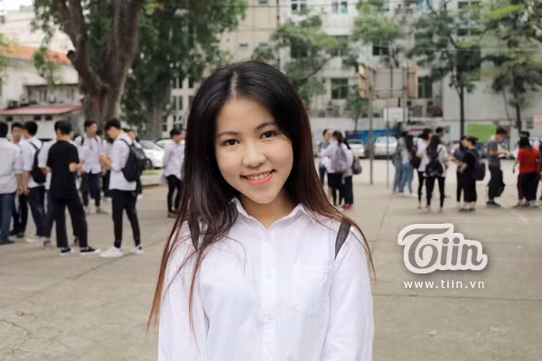 Hà Minh Thư (SN 1999, cựu học sinh lớp tiếng Đức 12D5) vốn là một cô gái duyên dáng và tài năng khi có thể đóng kịch, nhảy dancesport... và cũng từng gặt hái được một số thành tích: 4 huy chương vàng dancesport giải Hà Nội mở rộng, giải 3 Hải Dương mở rộng, huy chương đồng Hải Phòng mở rộng.