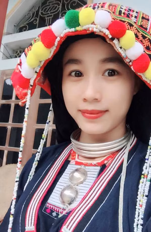 Những cô gái có ngoại hình ưa nhìn dễ gây được thiện cảm với người đối diện và tất nhiên, họ cũng luôn nhận được sự ưu ái từ những người xung quanh. Mới đây, nhiều thành viên mạng chia sẻ hình ảnh của một cô gái có gương mặt dễ mến, đặc biệt, cô gái này còn nổi bật với trang phục truyền thống của người dân tộc Dao.