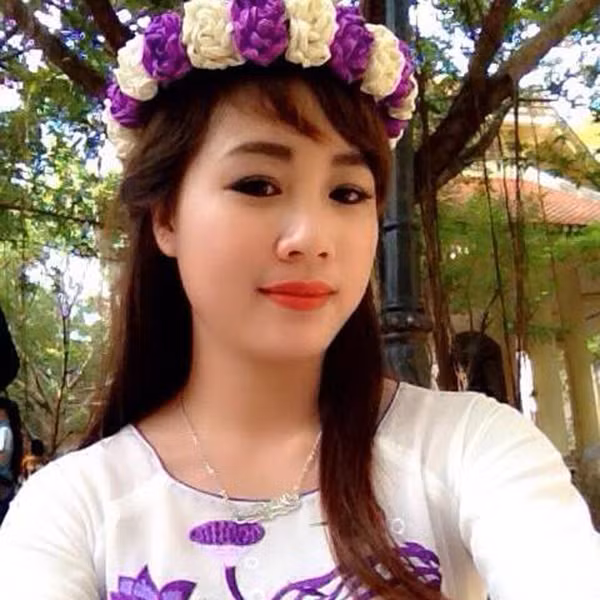 Theo tìm hiểu, chủ nhân của bức ảnh đang khiến dân mạng xôn xao tên là Dương Thị Trang, sinh năm 1990, hiện đang sinh sống và làm việc tại Tuyên Quang. Trang là cô gái người Dao thứ thiệt và chỉ muốn mọi người hiểu hơn về dân tộc mình nên quyết định chia sẻ hình ảnh cá nhân trong trang phục truyền thống của người dân tộc Dao lên mạng xã hội.