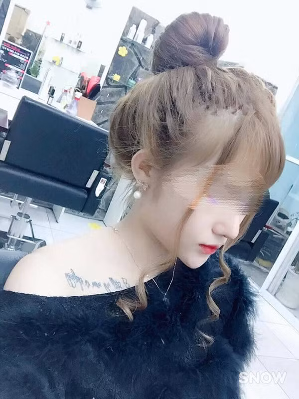 Chỉ sau gần 1 ngày xuất hiện trên mạng xã hội, bài viết trên đã đạt gần 30.000 lượt like, gần 20.000 lượt chia sẻ và gần 5.000 lượt bình luận. Có rất nhiều ý kiến trái chiều xoay quanh sự việc này, trong đó tập trung nhất vẫn là luồng ý kiến lên án, chỉ trích gay gắt hành động vũ phu của nam thanh niên, đồng thời thương cảm với S.N. Liên hệ với S.N, được biết cô sinh năm 1996, hiện đang sống tại TP Hồ Chí Minh. S.N cho hay hiện tại bản thân đang vô cùng mệt mỏi, chỉ muốn mọi chuyện có thể im lặng lắng xuống và cô liên tục khẳng định H.M.V là người đã đánh mình nhưng không chịu thừa nhận.