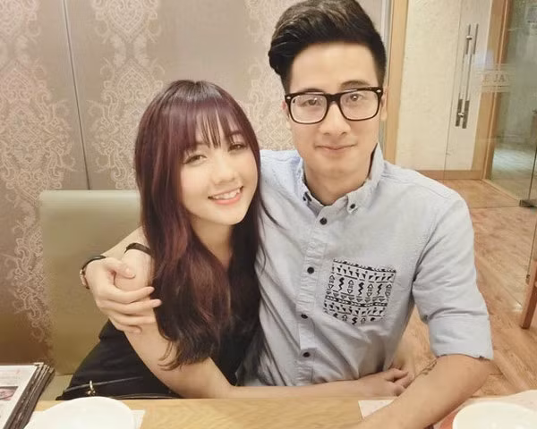 Mie Nguyễn - JVevermind: Công khai yêu nhau từ tháng 7/2013, JVevermind và Mie Nguyễn gặp không ít phản ứng trái chiều. Sau 2 năm hạnh phúc bên nhau, đôi trẻ được chú ý nhất nhì làng hot teen bất ngờ "đường ai nấy đi" vào tháng 8/2015. Dù không lên tiếng xác nhận, việc JV xóa tất cả hình ảnh ngọt ngào của hai người trên trang cá nhân, cũng như hot girl Mie liên tục có những dòng trạng thái buồn bã khiến dân mạng thêm tin rằng cả hai đã chia tay.