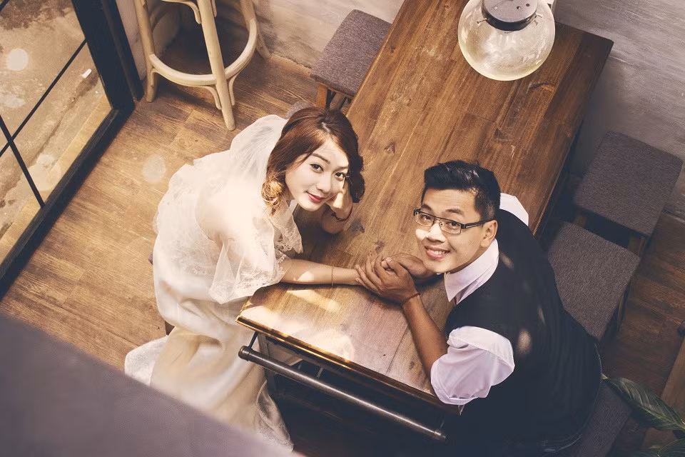 Kim Nhã - Minh Quân: Sau hơn 2 năm “về chung một nhà”, giữa tháng 3 năm nay, Kim Nhã (thành viên nhóm hài BB&amp;BG) và Minh Quân bất ngờ ly hôn vì bất hòa trong cuộc sống. Người hâm mộ gửi lời an ủi, động viên Kim Nhã, cũng như bày tỏ sự tiếc nuối cho mối tình lãng mạn.