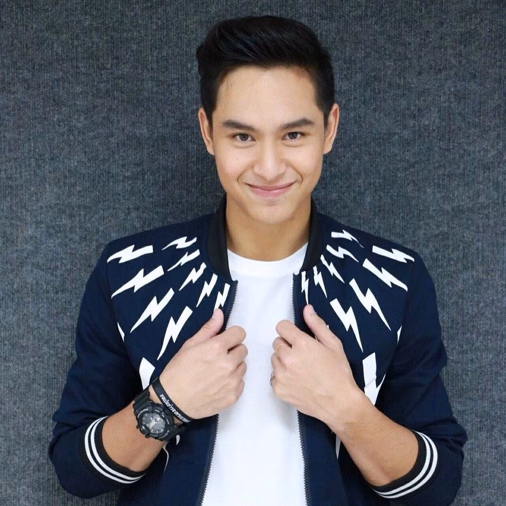 Thế nhưng, tin mừng cho các chị em rằng Phattharapon hoàn toàn "thẳng". Mặc dù vẻ ngoài có hơi ẻo lả nhưng Phattharapon cũng tham gia nhiều hoạt động thể thao, đặc biệt là bóng rổ và cả cầu lông, bóng đá nhé.