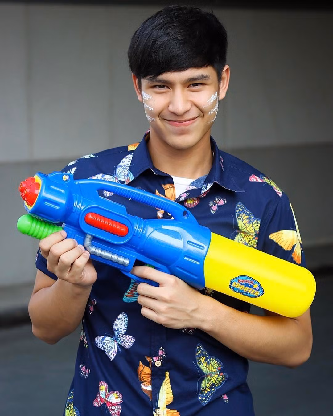 Hóa ra, anh chàng này là một cái tên không quá xa lạ với cư dân mạng Thái Lan. "Donut", đó chính là biệt danh mà netizen Thái đặt cho anh chàng Phattharapon Dejpongwaranon, một nam diễn viên trẻ tuổi có khả năng hút hồn fan nữ chỉ bằng 1 nụ cười.