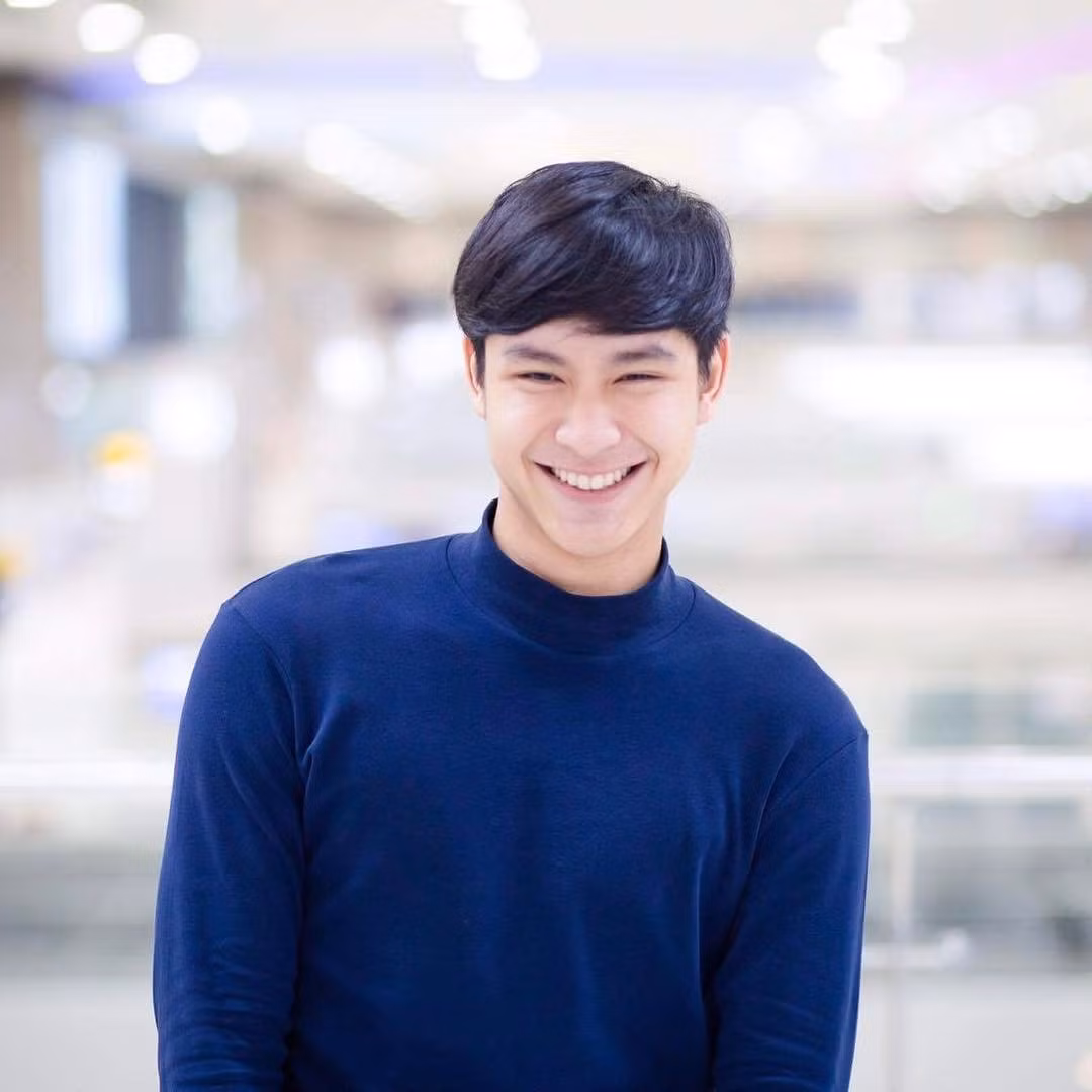 Bên cạnh đó thì cũng không quá lạ khi Phattharapon đã có thể tự nuôi sống bản thân nhờ vào số tiền làm người mẫu chụp ảnh và đóng các dự án phim. Suy đi xét lại thì cho dù Phattharapon có là gay hay không cũng đâu quan trọng, trai đẹp thì mình cứ ngắm thôi.