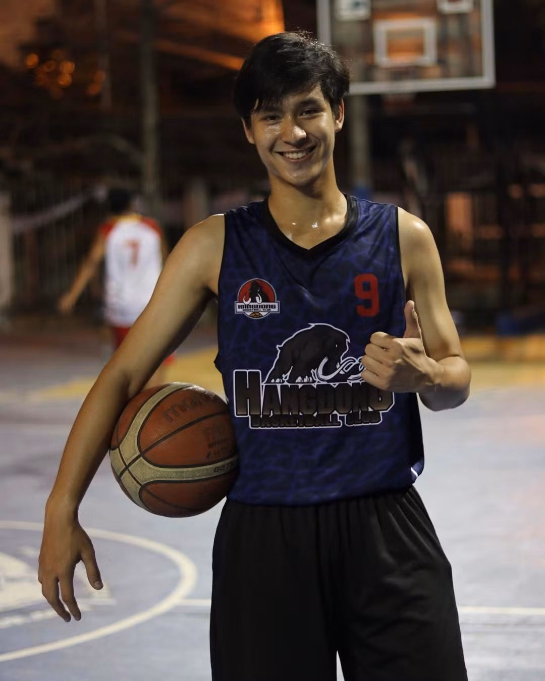 Sinh ngày 13/7/1998, Phattharapon chỉ mới 19 tuổi và đang theo học tại trường Đại học Truyền thông và Nghệ thuật Rangsit. Anh luôn là một trong những gương mặt nổi bật nhất mỗi khi tham gia vào các hoạt động của trường.