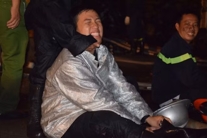 Sau một đêm làm nhiệm vụ đến hơn 2h sáng, chàng lính cứu hỏa vẫn đến trường thi làm bài tổ hợp Khoa học tự nhiên vào sáng 23/6. Trang Thanh Nam - 21 tuổi, tham gia kỳ thi THPT quốc gia năm nay - là một trong số những người lính cứu hỏa đã góp phần bảo vệ bình yên cho người dân quận 4 (TP.HCM) trong cơn hỏa hoạn. Ảnh: Pháp luật TP.HCM.