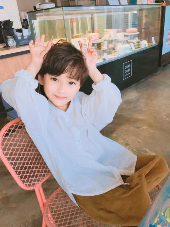 Tham gia làm người mẫu nhí từ nhỏ, Im Tae Ho luôn khiến nhiều người trầm trồ bởi phong cách thời trang sành điệu. Chỉ mới 7 tuổi, cậu bé đã sở hữu 80.000 người hâm mộ trên trang cá nhân và luôn nhận được lời khen mỗi khi đăng tải ảnh hay video mới.