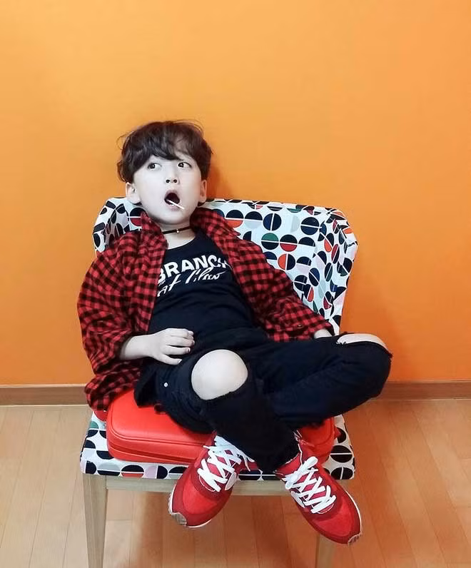 Mới đây, một nhóc tỳ người Hàn Quốc nhanh chóng gây chú ý chỉ sau một đoạn video ngắn. Biểu cảm đáng yêu của cậu bé khiến nhiều dân mạng không khỏi thích thú.