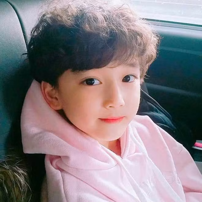 Trước đây, loạt ảnh điển trai, lạnh lùng của nhóc tỳ này từng 'làm náo loạn' các diễn đàn. Tae Ho còn được mọi người gọi là 'tiểu soái ca'.