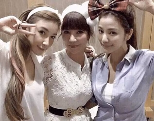 Hiện nay, trong 3 chị em, cô là người duy nhất có con. "Tôi sống rất nề nếp, đi ngủ sớm, dậy sớm và ăn 3 bữa mỗi ngày. Tôi không bao giờ bỏ bữa sáng vì ăn uống đúng giờ giúp chúng ta giữ được vóc dáng thon gọn", bà mẹ 40 tuổi cho hay.