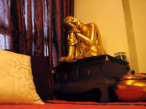 Tượng Phật nhũ vàng trong khu vực thiền.