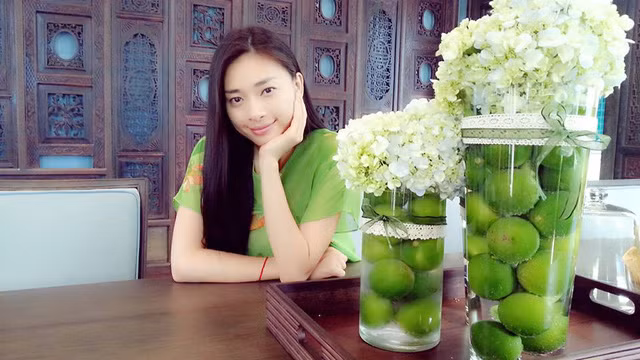 Nữ diễn viên tạo dáng bên thành quả hai bình hoa mình làm.