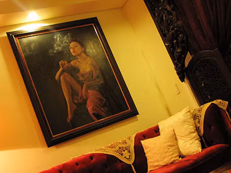 Nổi bật với hai gam màu đỏ và đen, nhà của Vân dễ tạo cảm giác ấm cúng, gần gũi cho khách ghé thăm. Đặc biệt, bạn sẽ bất ngờ khi biết cô chủ có sở thích trưng bày nhiều hình ảnh và tượng Phật khắp nơi trong nhà.