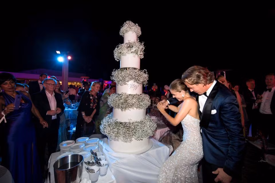Tâm điểm của tiệc rượu sau đám cưới là chiếc bánh kem 5 tầng được trang trí đẹp mắt, sau đó là màn trình diễn pháo hoa sáng rực cả bầu trời đêm.
