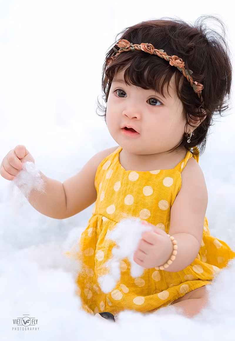 Được biết, bé gái xinh xắn Tuệ An có tên gọi ở nhà là Xuka. Xuka vừa tròn 7 tháng tuổi. Mẹ bé - chị Phạm Thị Bích Hà cho biết, vì muốn lưu giữ lại những khoảnh khắc cho con nên chị đã lên kế hoạch thực hiện bộ ảnh này.