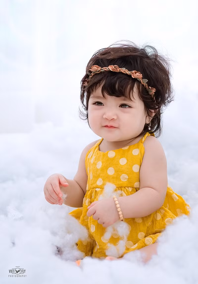 Nước da trắng bóc, đôi mắt to tròn như búp bê cùng khuôn miệng chúm chím, hay cười đã khiến bé gái Hải Dương có thể "đốn tim" bất cứ ai ngay từ lần đầu gặp gỡ.