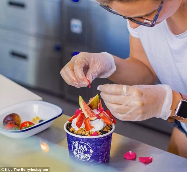 Giờ đây, cô mới biết rằng quyết định bỏ học của mình là vô cùng đúng đắn, bởi khi kinh doanh phải bám sát với thực tế chứ không phải chỉ trên lý thuyết sách vở.