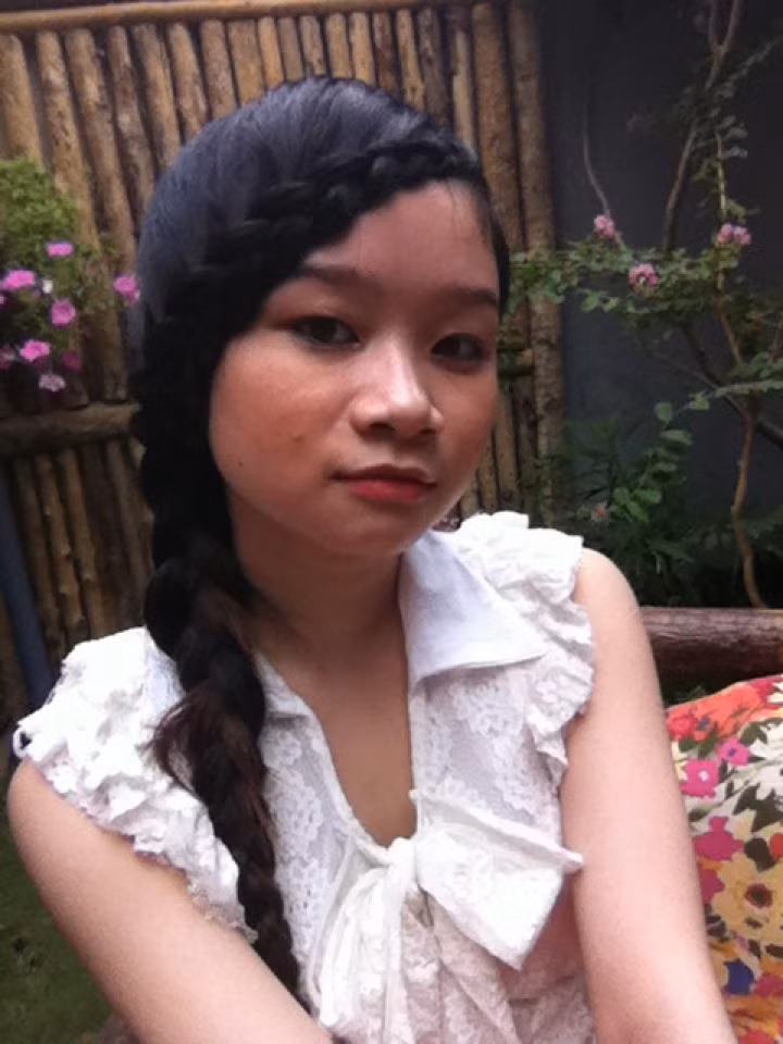 Mãi đến năm 22 tuổi, cô gái Nha Trang mới có người yêu, tuy nhiên, cô nàng không được chăm sóc nhiều. Cảm thấy tủi thân vì diện mạo của mình Ngọc Huyền đã quyết định "đập mặt đi làm lại".