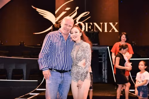 Thu Minh và chồng Tây tình tứ sau đêm nhạc. Live concert Fire Phoenix là dự án âm nhạc lớn kỉ niệm 25 năm ca hát của Thu Minh với sự đầu tư đồ sộ, hoành tráng.