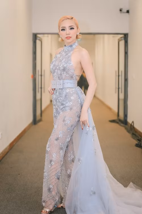 Tóc Tiên thể hiện ca khúc Ngày mai và song ca cùng Thu Minh ca khúc Giọt sương trên mí mắt.