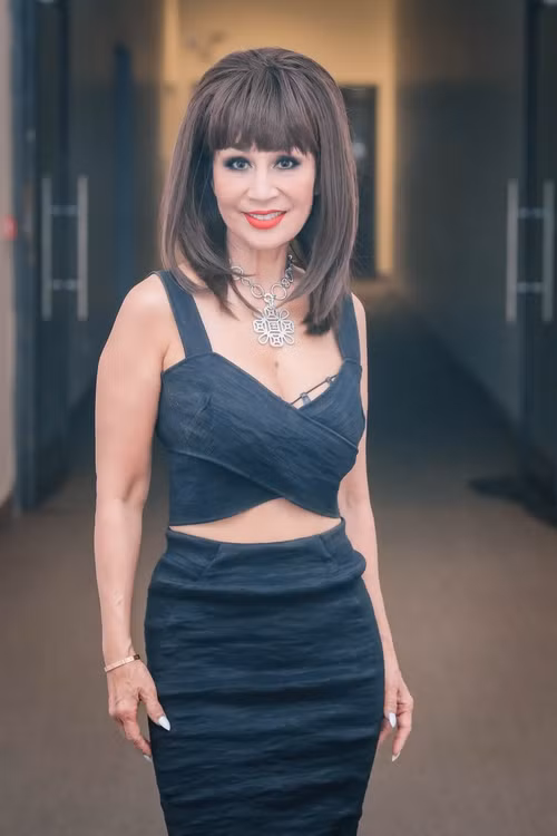 Diva Khánh Hà gợi cảm, trẻ trung ở tuổi U70.