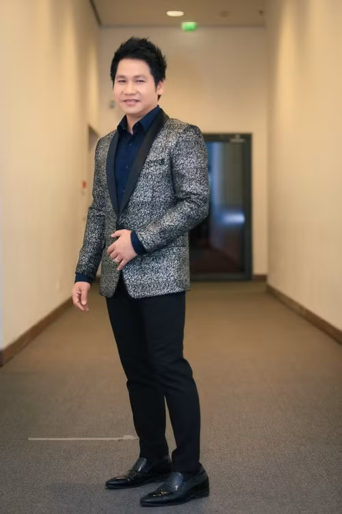 Trọng Tấn lịch lãm trong hậu trường. Việc nam ca sĩ xuất hiện trong show Thu Minh là một bất ngờ lớn bởi hai giọng ca ít liên quan đến nhau.