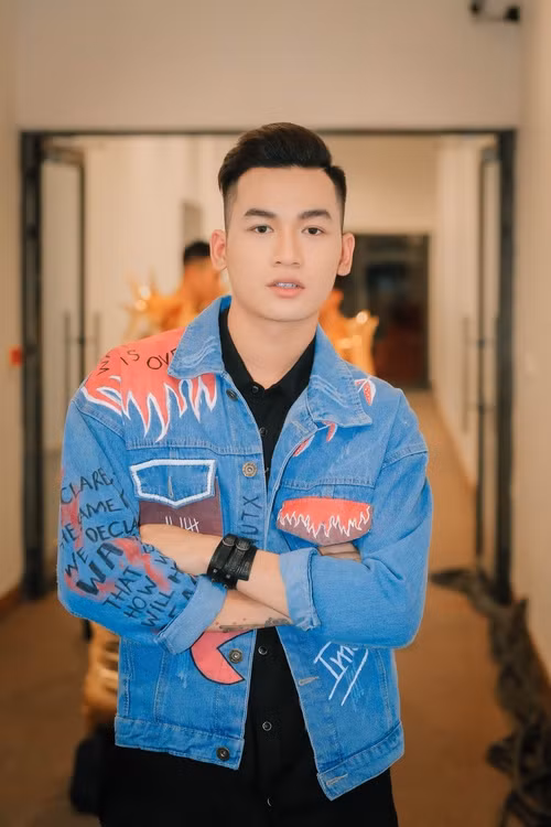 Nam ca sĩ là học trò mới nhất của Thu Minh, quán quân Giọng hát Việt 2017.