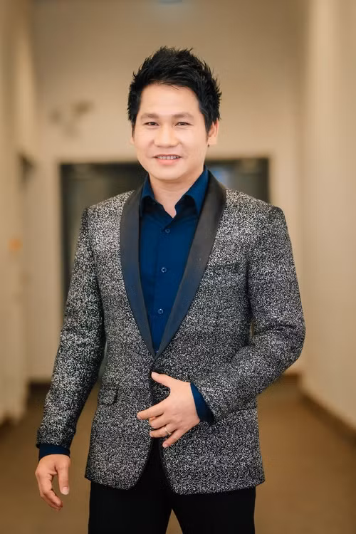 Trọng Tấn solo ca khúc You raise me up và song ca Đừng yêu với Thu Minh.