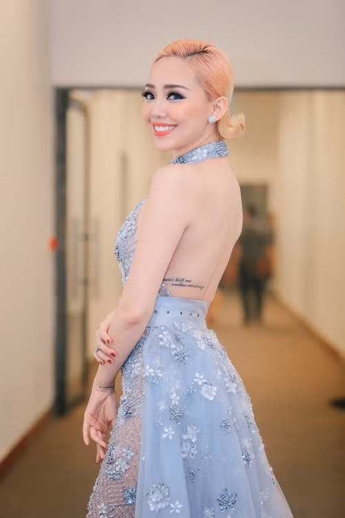 Tóc Tiên cũng là một khách mời của đêm nhạc. Nữ ca sĩ gây ấn tượng với vẻ đep hiện đại, gợi cảm.