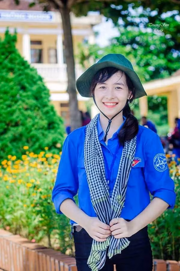 Theo đó, nữ sinh tình nguyện mặc áo xanh, cười tươi tắn ngay cả khi đang đắm mình trong đầm nước để dọn rác. Vẻ đẹp mộc mạc, trong sáng của cô cũng ghi điểm với dân mạng.