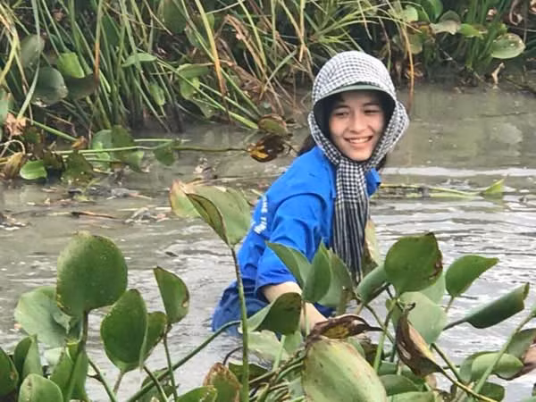 Chỉ với khoảnh khắc vô tình được chụp trong buổi hoạt động tình nguyện, nữ sinh năm hai, Đại học Thương Mại (Hà Nội) nhanh chóng trở thành tâm điểm chú ý và được dân mạng dành nhiều lời khen ngợi. Loạt ảnh được đăng tải trên một diễn đàn cùng dòng chú thích: 'Cô gái Yên Thành (Nghệ An) rạng ngời trong màu áo xanh tình nguyện'.