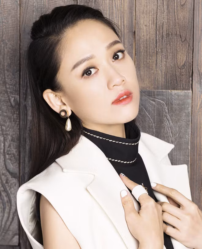 Những hình ảnh của cô gái này sau khi được đăng tải lên một số trang báo mạng của Trung Quốc đã ngay lập tức thu hút sự chú ý không nhỏ. Với gương mặt thanh tú, xinh xắn, cô bạn đã 'đốn tim' nhiều cư dân mạng chỉ sau 1 nốt nhạc.