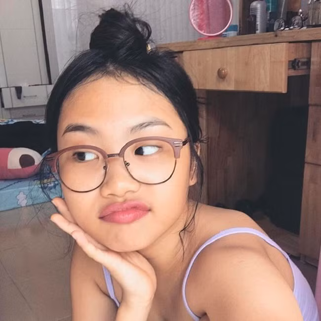 Ở nhà, cô bé cũng mặc áo hai dây mảnh mai.