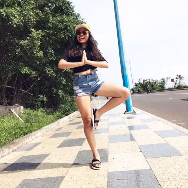 Khi đi chơi, Phương Mỹ Chi mặc theo phong cách quen thuộc, mặc quần jeans cùng áo crop top.