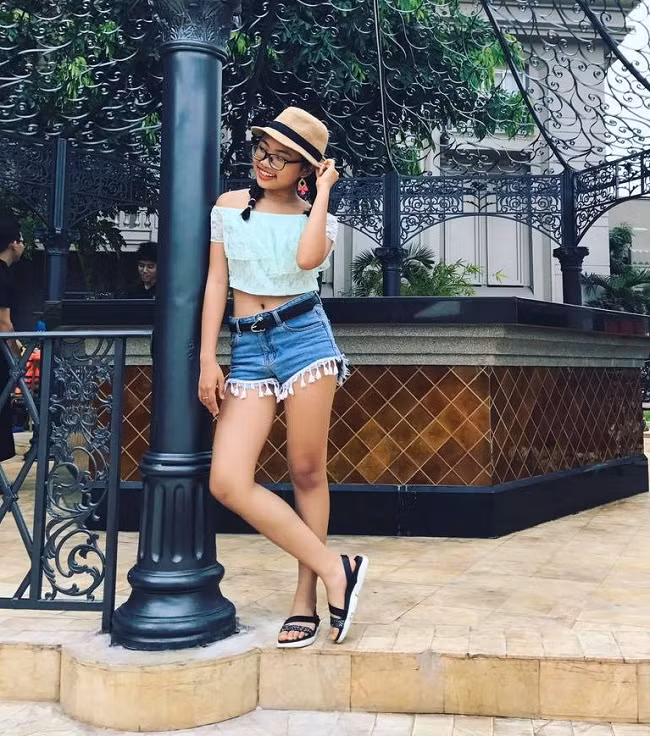 Gần đây, cô bé 14 tuổi khoe ảnh mặc áo hở eo cùng quần jeans ngắn, trông rất người lớn.