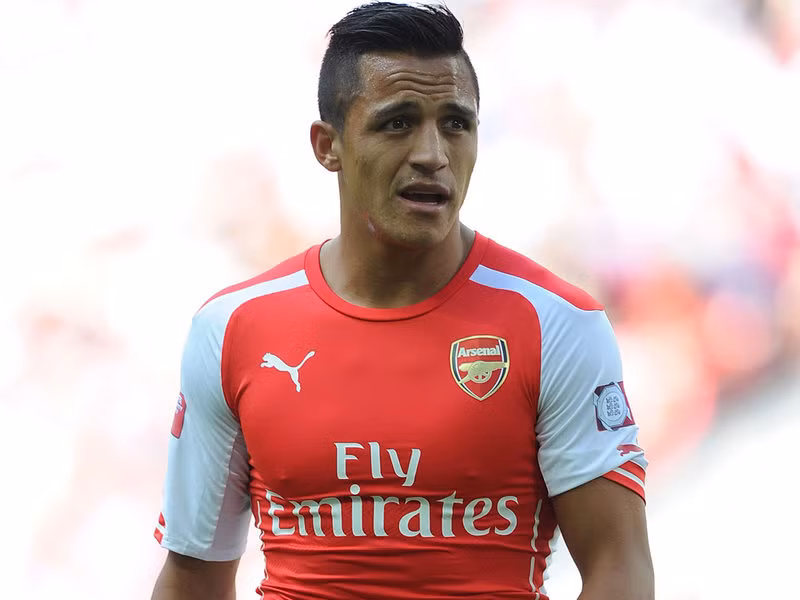 Theo Sky Sport, bản hợp đồng hiện tại giữa Alexis Sanchez và Arsenal chỉ còn thời hạn 1 năm nhưng cho đến lúc này, vẫn chưa có gì đảm bảo chân sút người Chile sẽ tiếp tục gắn bó với Pháo thủ thành London. Cách đây không lâu, Arturo Vidal, ngôi sao của Bayern Munich cũng là người đồng hương của Sanchez đã xác nhận mối quan tâm đặc biệt mà Hùm xám dành cho ngôi sao đang nằm trong biên chế Arsenal. Mới đây, trong buổi phỏng vấn với tờ Bild, Vidal một lần nữa nhắc lại điều này, đồng thời cho rằng Bayern Munich sẽ mạnh hơn rất nhiều nếu có sự phục vụ của Alexis Sanchez. Ảnh: Sky Sport.