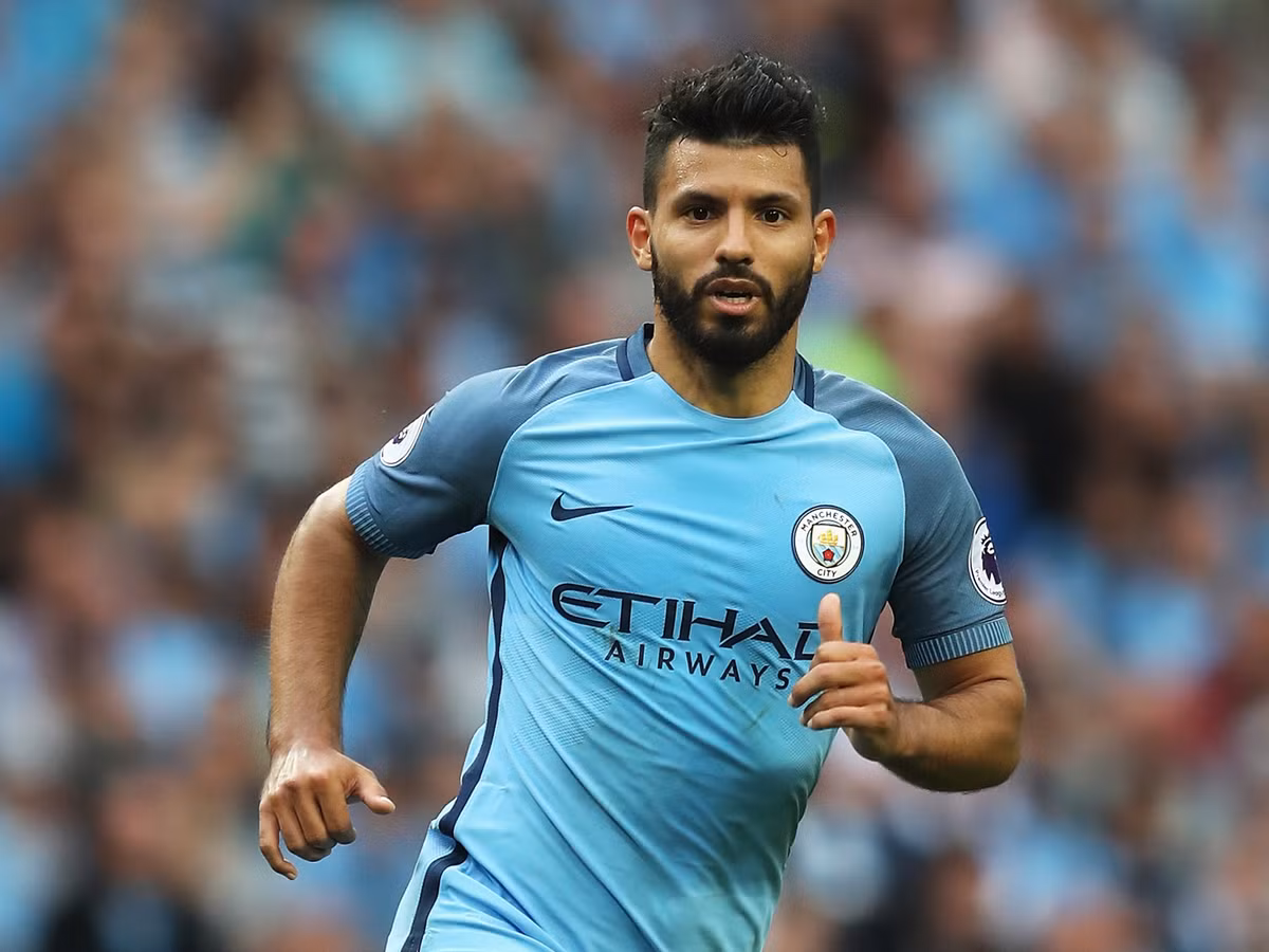 Theo nguồn tin chuyển nhượng từ The Times, Paris Saint Germain sẵn sàng chi 60 triệu bảng để chiêu mộ Sergio Aguero. Ngoài mức phí chuyển nhượng cực cao, Paris Saint Germain cũng sẵn sàng đề nghị mức lương 220.000 bảng mỗi tuần để chiêu dụ Aguero. Đội bóng thủ đô đang ráo riết tăng cường lực lượng để lấy lại ngôi vô địch Ligue 1 mùa tới. Nhưng một nguồn tin khác lại đưa ra ý kiến hoàn toàn trái ngược về tương lai Aguero. Theo Tân Hoa Xã của Trung Quốc, Aguero hài lòng với cuộc sống hiện tại và sẽ sớm ký hợp đồng gia hạn. Ảnh: The Independent.
