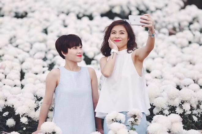 Trong nhà của MC Hoàng Linh còn có một cô em gái cũng xinh đẹp và tài năng không kém gì cô. Được biết, em gái MC Hoàng Linh tên Nguyễn Mỹ Linh (SN 1995), hiện là sinh viên trường Đại học Nội vụ Hà Nội.