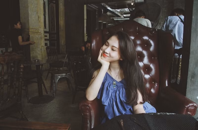 - Kết thúc Tài năng báo chí 2016, nhiều người nói rằng Phương Anh dường như không tham gia các cuộc thi nào khác? Vậy bạn có thấy mình có "bị chìm" quá không? - Đúng vậy! Có rất nhiều người hỏi mình rằng tại sao không tham gia showbiz, hay sao lại ít nhận lời tham gia đóng phim, clip quảng cáo... Mình rất trân trọng các anh chị đã nhớ đến mình và bản thân mình cũng rất muốn được hợp tác, làm việc với các anh chị. Cũng chính vì sự trân trọng đó mà mình muốn hoàn thành công việc 1 cách tốt nhất và hiệu quả nhất.